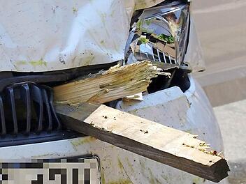 Bis in den Motorraum des Kleinwagens bohrten sich die Latten des Holzzauns beim Unfall am Montagvormittag in Weißenbrunn. Warum der Fahrer die Kontrolle über seinen Wagen verloren hatte, konnte gestern nicht abschließend geklärt werden. Fotos: Marco Meißner