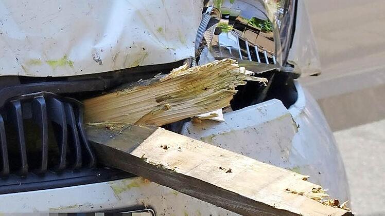 Bis in den Motorraum des Kleinwagens bohrten sich die Latten des Holzzauns beim Unfall am Montagvormittag in Weißenbrunn. Warum der Fahrer die Kontrolle über seinen Wagen verloren hatte, konnte gestern nicht abschließend geklärt werden. Fotos: Marco Meißner