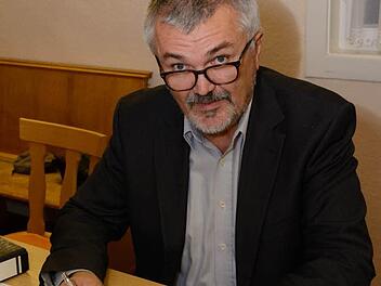 Ares-Vorsitzender Norbert Schmitt unterzeichnet eine Spende in Höhe von 5000 Euro für den Bund Naturschutz. Außerdem erhalten jeweils neun Vereine aus der Großgemeinde 1000 Euro. Foto: Björn Hein