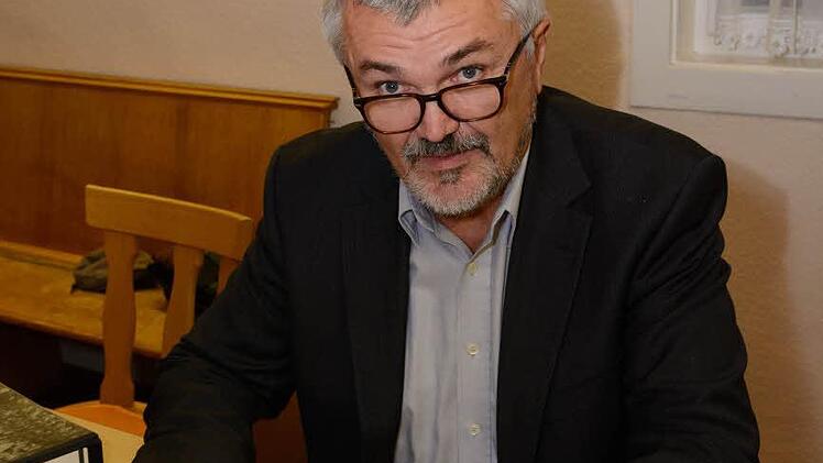 Ares-Vorsitzender Norbert Schmitt unterzeichnet eine Spende in Höhe von 5000 Euro für den Bund Naturschutz. Außerdem erhalten jeweils neun Vereine aus der Großgemeinde 1000 Euro. Foto: Björn Hein