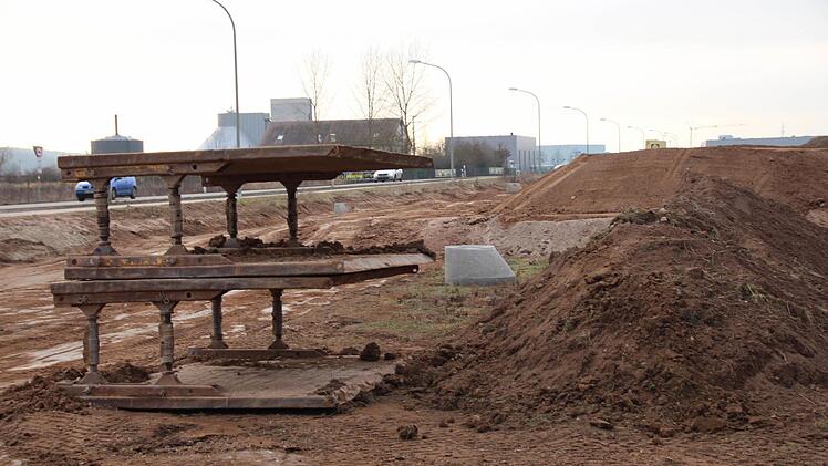 Im Höchstadter Gewerbegebiet Aischpark werden die letzten größeren Flächen erschlossen. Im Hintergrund die Kläranlage. Foto: Andreas Dorsch
