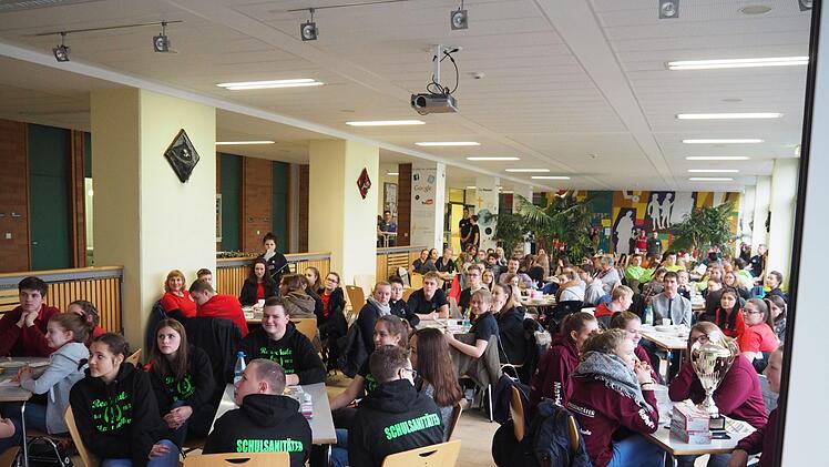 In der  Aula treffen sich alle Teams Foto: Bianca Key