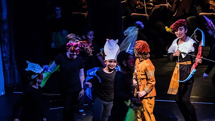 "Compose Strawinsky":_Ovationen gab es für die Schülerinnen und Schüler der Coburger Lutherschule beim Auftritt im Landestheater.Foto: Jochen BErger