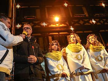 Die Wette gilt:  Auf offener B&uuml;hne verspricht Oberb&uuml;rgermeister Uwe Kirschstein (zweiter von links)   am 23. Dezember in ein Engelskost&uuml;m zu schl&uuml;pfen,  wenn bis dahin 40&nbsp;000 Adventskalender-Lose verkauft sind.   Foto: Barbara Herbst