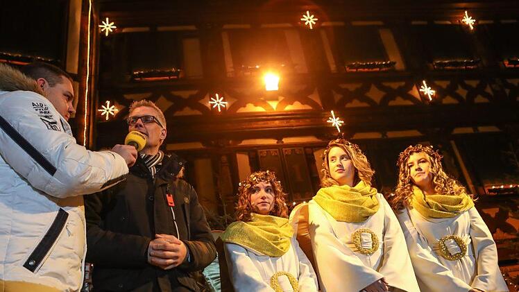 Die Wette gilt:  Auf offener B&uuml;hne verspricht Oberb&uuml;rgermeister Uwe Kirschstein (zweiter von links)   am 23. Dezember in ein Engelskost&uuml;m zu schl&uuml;pfen,  wenn bis dahin 40&nbsp;000 Adventskalender-Lose verkauft sind.   Foto: Barbara Herbst