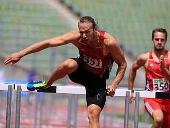 Florian Lickteig von der TS Herzogenaurach holte über 110 Meter Hürden den zweiten Platz bei der bayerischen Meisterschaft in Augsburg. Fotos: Theo Kiefner