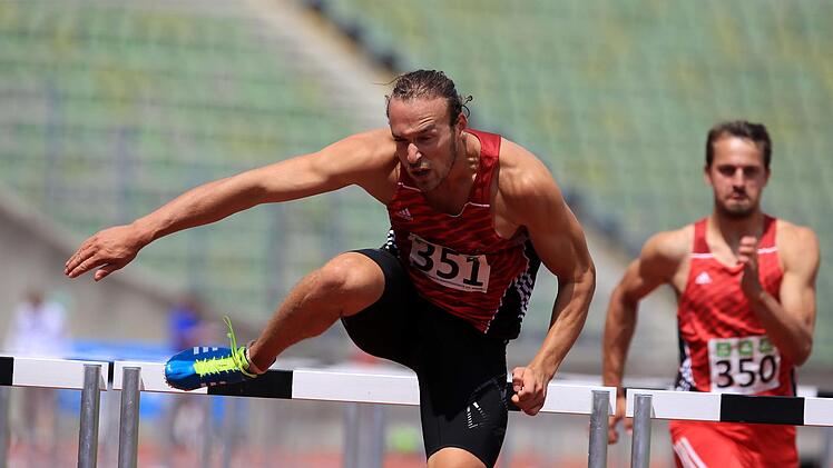 Florian Lickteig von der TS Herzogenaurach holte über 110 Meter Hürden den zweiten Platz bei der bayerischen Meisterschaft in Augsburg. Fotos: Theo Kiefner