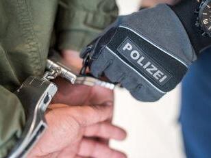 Weil er Bahnpolizisten angegriffen und einen Zugbegleiter beleidigt hat, ist ein 28-Jähriger kurzzeitig festgenommen worden.  Foto: Symbolbild