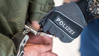 Weil er Bahnpolizisten angegriffen und einen Zugbegleiter beleidigt hat, ist ein 28-Jähriger kurzzeitig festgenommen worden.  Foto: Symbolbild