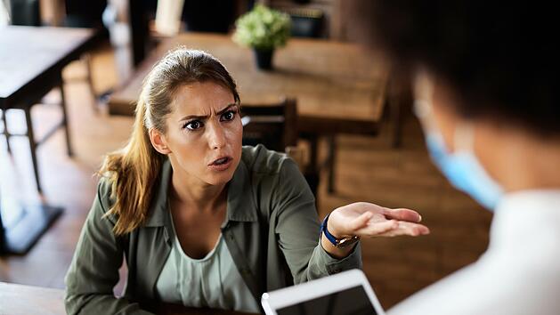 Stress am Tisch: Die Frage nach Impfpass oder Test kann  mancher Servicekraft r&uuml;de Beschimpfungen eintragen.