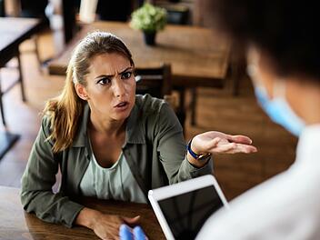Stress am Tisch: Die Frage nach Impfpass oder Test kann  mancher Servicekraft rüde Beschimpfungen eintragen.