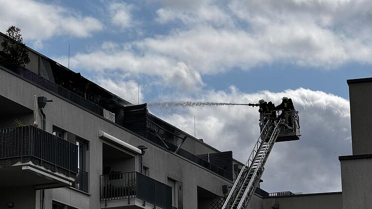 Wohnungsbrand verursacht Rauchwolke &uuml;ber F&uuml;rth: Feuerwehr r&uuml;ckt  mit zwei Drehleitern an
