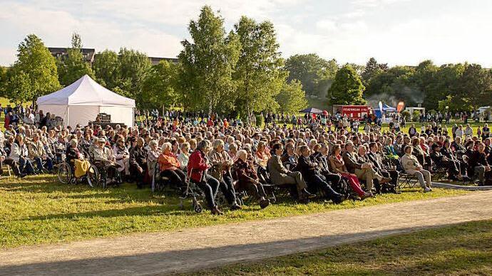 Großer Andrang im Kurpark: Die Veranstalter zählten bei freiem Eintritt rund 1600 Zuhörer.