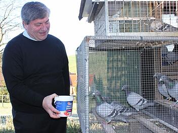 Diter Glaeser hat ein Hobby und das sind seine Tauben. Wenn es seine neue Pfarrgemeinde zulässt, will er diese mit nach Schwürbitz nehmen.  Foto: Veronika Schadeck