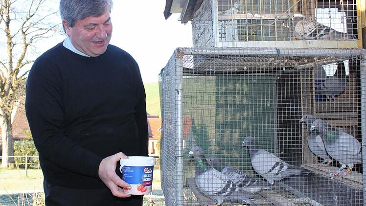 Diter Glaeser hat ein Hobby und das sind seine Tauben. Wenn es seine neue Pfarrgemeinde zulässt, will er diese mit nach Schwürbitz nehmen.  Foto: Veronika Schadeck