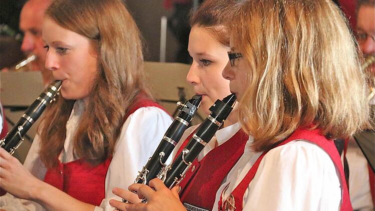 Kapelle der Musikvereinigung Wartmannsroth (vorn rechts): Helena Manger.