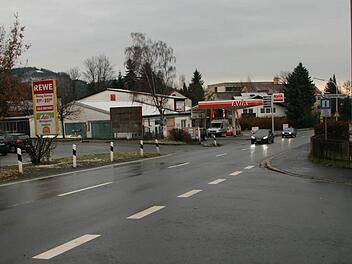 Verkehrsknotenpunkt und Unfallschwerpunkt: Die Bundesstraße 303 in Stadtsteinach mit der Zufahrt aus der Egerländerstraße (im Vordergrund rechts) und der Einmündung aus dem Einkaufsmarkt (links), an den sich das Tankstellengelände anschließt.  Foto: Matthias Beetz