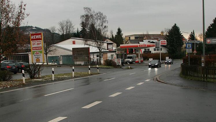 Verkehrsknotenpunkt und Unfallschwerpunkt: Die Bundesstraße 303 in Stadtsteinach mit der Zufahrt aus der Egerländerstraße (im Vordergrund rechts) und der Einmündung aus dem Einkaufsmarkt (links), an den sich das Tankstellengelände anschließt.  Foto: Matthias Beetz