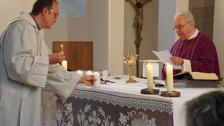 Gemeindereferent Peter Schott (links) assistierte dem Hausgeistlichen Pater Gottfried Scheer im Gedenkgottesdienst. Foto: Anton Then