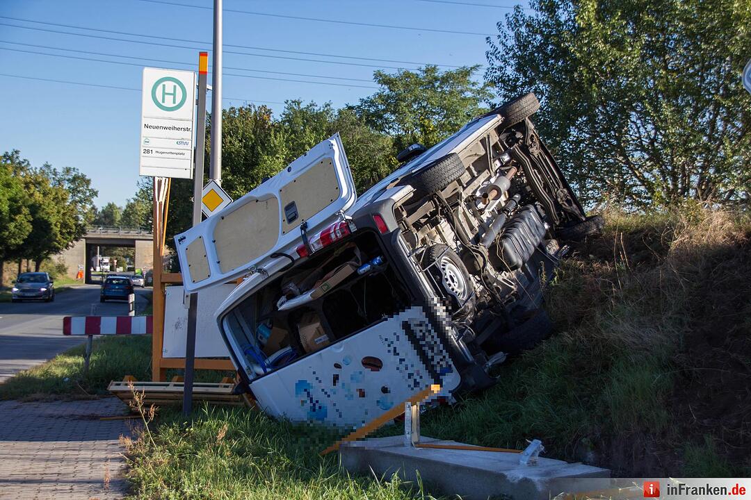 Transporter kollidiert mit Kleinwagen und kracht in Bushaltestelle