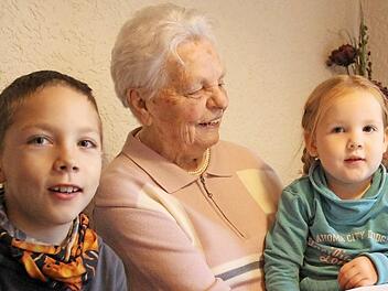 Die aus dem Frankenwald stammende Rosa Emrich freut sich über den Zeckern-Besuch ihrer Urenkel Madlen (3) und Erik (9) aus dem Schwarzwald.  Foto: Christian Bauriedel