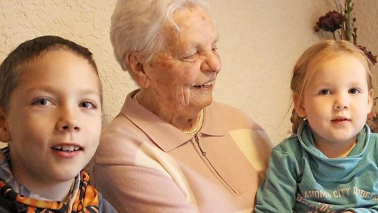 Die aus dem Frankenwald stammende Rosa Emrich freut sich über den Zeckern-Besuch ihrer Urenkel Madlen (3) und Erik (9) aus dem Schwarzwald.  Foto: Christian Bauriedel