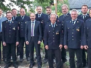 Ehrungen bei der Feuerwehr Danndorf, im Bild (von links) Kreisbrandrat Stefan Härtlein, Bürgermeister Robert Bosch, Kommandant Alexander Bächer, Mario Haak, Matthias Nährig, stellvertretender Landrat Jörg Kunstmann, zweiter Kommandant Guido Haak, Bernd Nährig, Ehrenvorsitzender Herbert Laschinsky, Vorsitzender Jürgen Nährig, Horst Geier, Harald Unger, Gerhard Hacker und Jürgen Münch.  Foto: privat