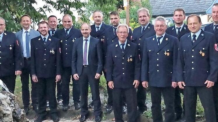 Ehrungen bei der Feuerwehr Danndorf, im Bild (von links) Kreisbrandrat Stefan Härtlein, Bürgermeister Robert Bosch, Kommandant Alexander Bächer, Mario Haak, Matthias Nährig, stellvertretender Landrat Jörg Kunstmann, zweiter Kommandant Guido Haak, Bernd Nährig, Ehrenvorsitzender Herbert Laschinsky, Vorsitzender Jürgen Nährig, Horst Geier, Harald Unger, Gerhard Hacker und Jürgen Münch.  Foto: privat