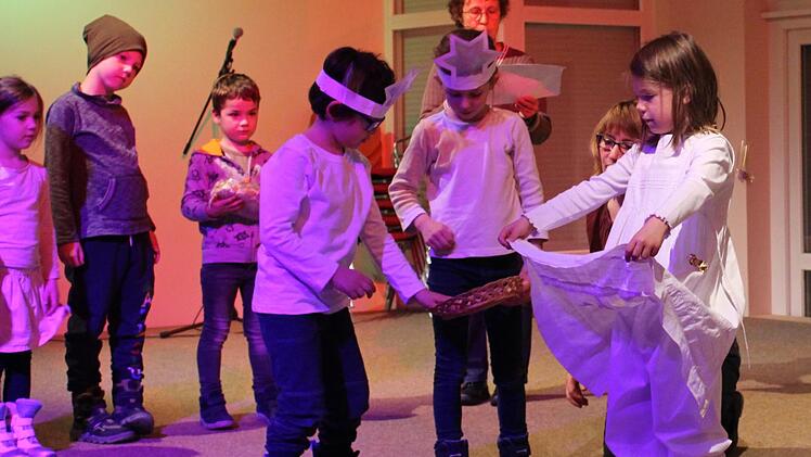 Das Märchen "Sterntaler", erzählt von den Kindern des Montessori-Kinderhauses in Eckental  Foto: Evi Seeger