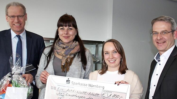 Bei der Spendenübergabe im Rathaus (von links): German Hacker, Christine Schieb, Nadine Ixmeier und Robert Ilg  Foto: Bernhard Panzer