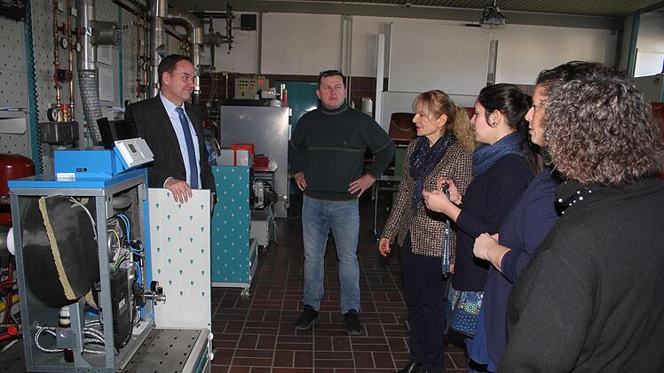 Bei der Beschaffung der teuren Heizungen kann die Schule auf die Unterstützung der heimischen Betriebe bauen. Modernste Technik ist wichtig, um eine Ausbildung auf hohem Niveau zu gewährleisten, erläuterte der Leiter des beruflichen Schulzentrums Alexander Battistella. Foto: Sonny Adam