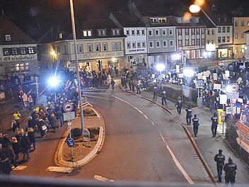 Über den Marktplatz zogen am Freitagend an die 1050 Demonstranten, denen auf dem östlichen Marktlatz 250 Impfbefürworter gegenüber standen. Mehr als 50 Beamte der Polizei Bad Königshofen, Mellrichstadt und Bad Neustadt sowie die zivile Einsatzbereitschaft aus Schweinfurt, sicherten den Zug ab.