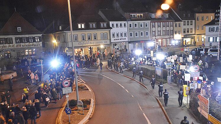 Über den Marktplatz zogen am Freitagend an die 1050 Demonstranten, denen auf dem östlichen Marktlatz 250 Impfbefürworter gegenüber standen. Mehr als 50 Beamte der Polizei Bad Königshofen, Mellrichstadt und Bad Neustadt sowie die zivile Einsatzbereitschaft aus Schweinfurt, sicherten den Zug ab.