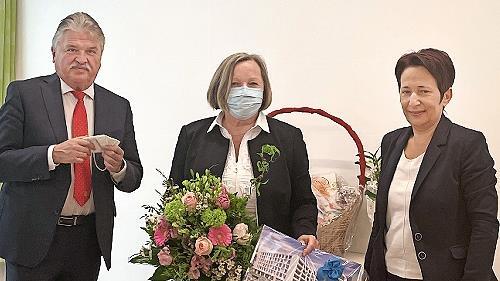 Landrat Klaus Peter S&ouml;llner als Vorsitzender des Zweckverbandes Klinikum Kulmbach und Gesch&auml;ftsf&uuml;hrerin Brigitte Angermann bedankten sich mit Geschenken bei der Pflegedienstleiterin Franziska Schlegel, die nach mehr als 45 Jahren am Klinikum nun in den Ruhestand verabschiedet wurde.