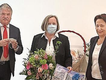Landrat Klaus Peter Söllner als Vorsitzender des Zweckverbandes Klinikum Kulmbach und Geschäftsführerin Brigitte Angermann bedankten sich mit Geschenken bei der Pflegedienstleiterin Franziska Schlegel, die nach mehr als 45 Jahren am Klinikum nun in den Ruhestand verabschiedet wurde.