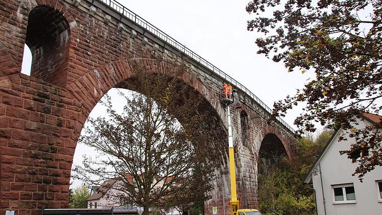 Immer wieder laufen kleinere Arbeiten oder Untersuchungen an der Euerdorfer Brücke.