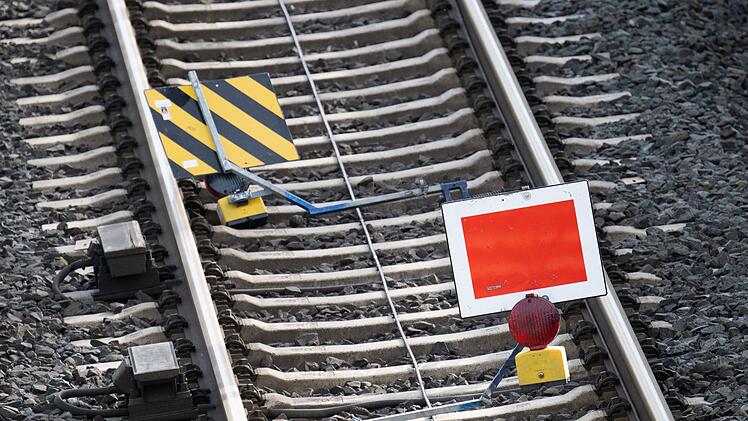 Würzburg: Mann in Gleisbereich löst massive Bahn-Störungen aus - Polizei muss ihn fesseln
