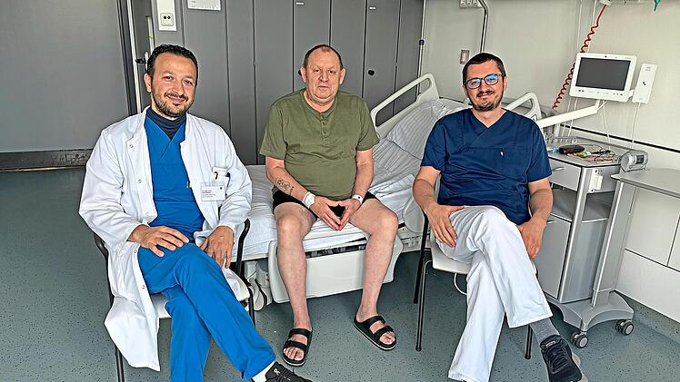 Freuen sich mit dem Patienten &uuml;ber den gelungenen Eingriff: Halil Celepci (links) und Arb&euml;r Rashani. SKOF