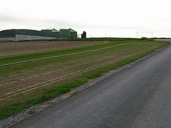Sie entlastet die Einfahrt nach Albertshofen über die Geisspitze: Die neue Zufahrtsstraße zur Biogas-Anlage.  Foto: Tom Müller