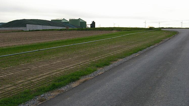 Sie entlastet die Einfahrt nach Albertshofen über die Geisspitze: Die neue Zufahrtsstraße zur Biogas-Anlage.  Foto: Tom Müller