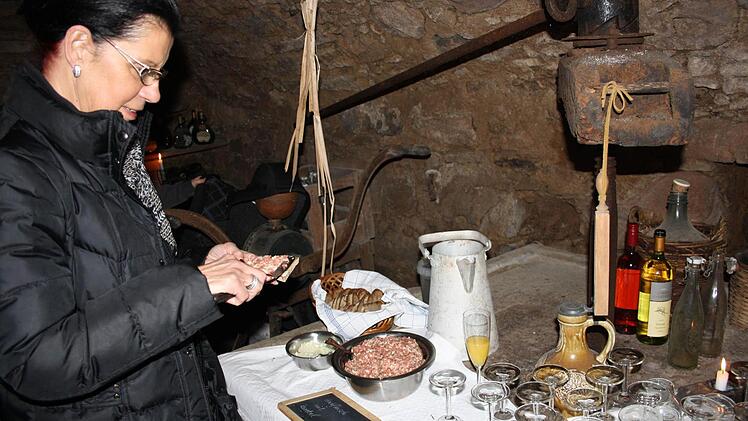 Hackfleisch und andere Leckereien weckten das Interesse der Gäste im Weinkeller.