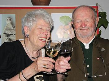 Doris Probst und Josef Kermorvant stoßen auf die deutsch-französische Freundschaft an. Beide haben den Krieg erlebt. Foto: Ulrike Müller