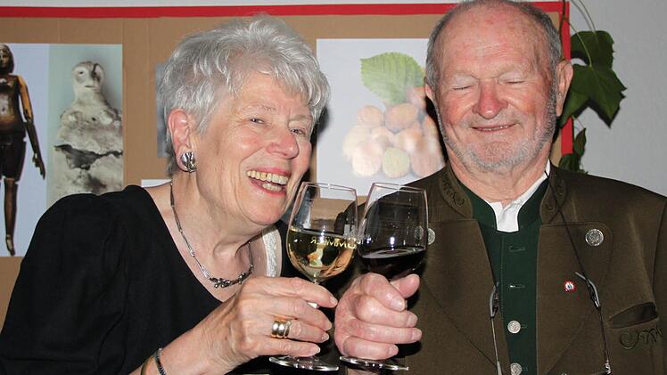 Doris Probst und Josef Kermorvant stoßen auf die deutsch-französische Freundschaft an. Beide haben den Krieg erlebt. Foto: Ulrike Müller