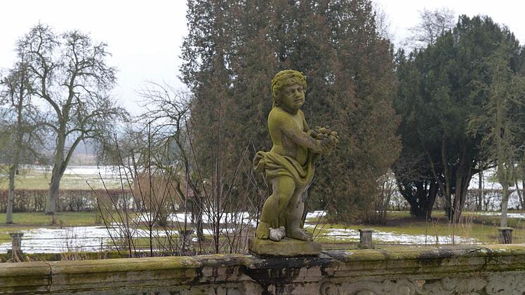 Der Blick vom Innenhof in den Park des Wasserschlosses.Foto: Ronald Rinklef