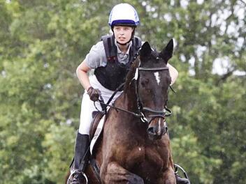 Eine tolle Einheit bildeten Anna von Imhoff vom Reit-und Fahrverein Hohenstein und ihr Trakehner Feldstern DS. Der Lohn war der Bronzeplatz bei den bayerischen Meisterschaften in der Vielseitigkeit in der Altersklasse Junioren II (bis 16 Jahren).