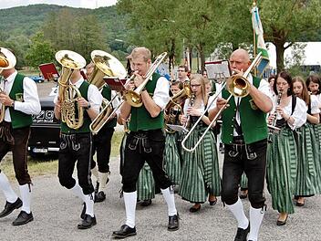 Die Stangenrother Musikanten unterhielten die Gäste mit ihren Blasinstrumenten.  Foto: Sigismund von Dobschütz