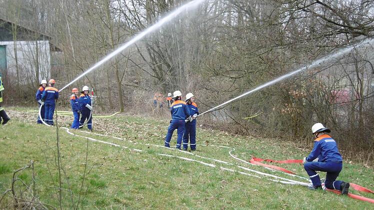 Die Feuerwehrjugend übt schon fleißig.