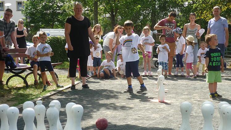 Wer bringt als erstes das "Eberner Kegelspiel" zum Einsturz?  Foto: Johanna Eckert