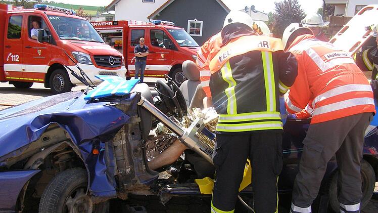 Bergung von Verletzten aus dem Auto. Foto: Wolfgang Saam