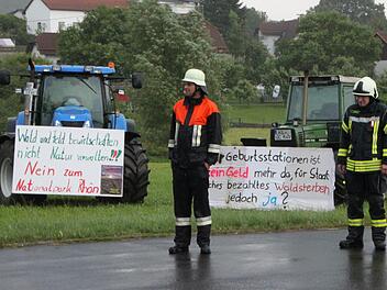 Empfangskomitee: Die Feuerwehr lotste die Besucher zu den Parkplätzen. Traktoren mit Bannern standen als einziges Zeichen des Unmuts am Straßenrand. Eine Demonstration war weder von Gegnern noch von Befürwortern des Nationalparks angemeldet worden. Foto: Ulrike Müller